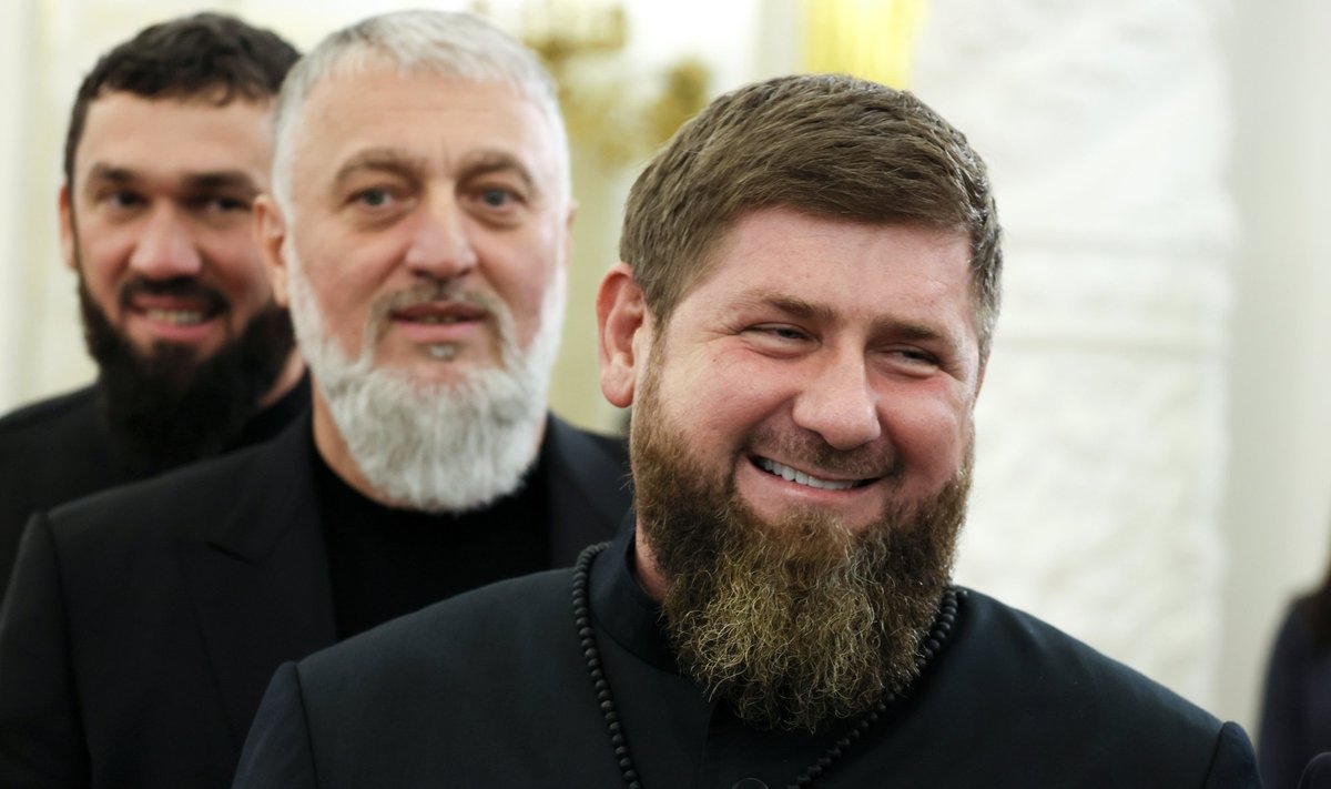 Mullu arvati, et Kadõrov (paremal) määrab Tšetšeenia juhiks Adam Delimhanovi (keskel) ja läheb ise kõrgemale kohale. Pildil on ka tema käsutäitja Magomed Daudov.