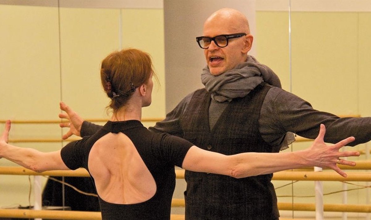 Kaie Kõrb koos Jorma Uotineniga tantsunumbrit “Blue Ballerina” harjutamas.
