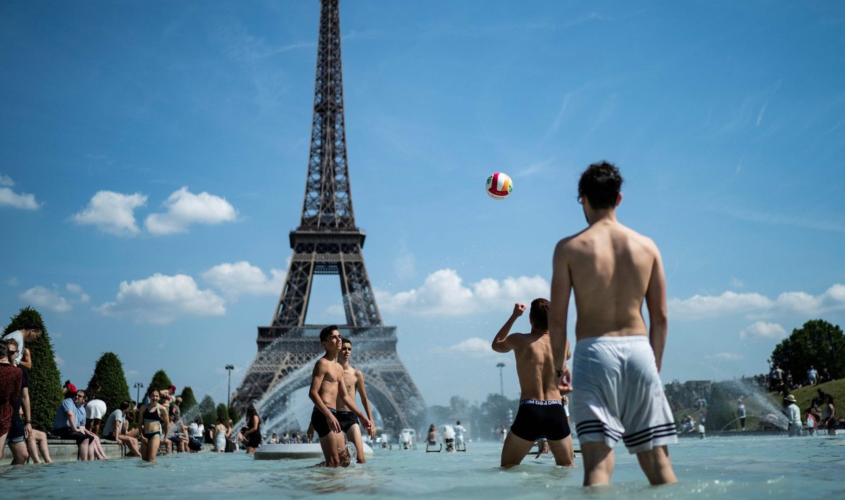 Pariisis on avatud hulk avalikke basseine, kuid kohalikud käivad end jahutamas ka purskkaevudes.