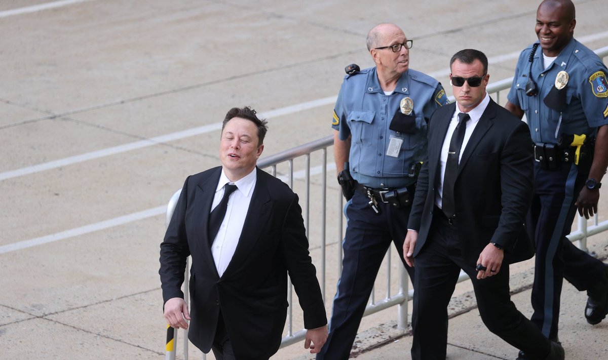 Tesla juht Elon Musk Delaware’i kohtust välja astumas. 