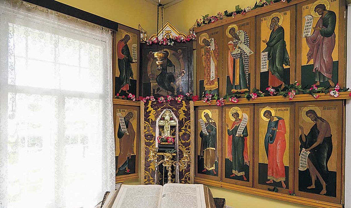 Nurk Frolovi ikoonitöökojast, kus senini on laudadel haruldased ikoonimaalimise pabereskiisid ja pühakiri.