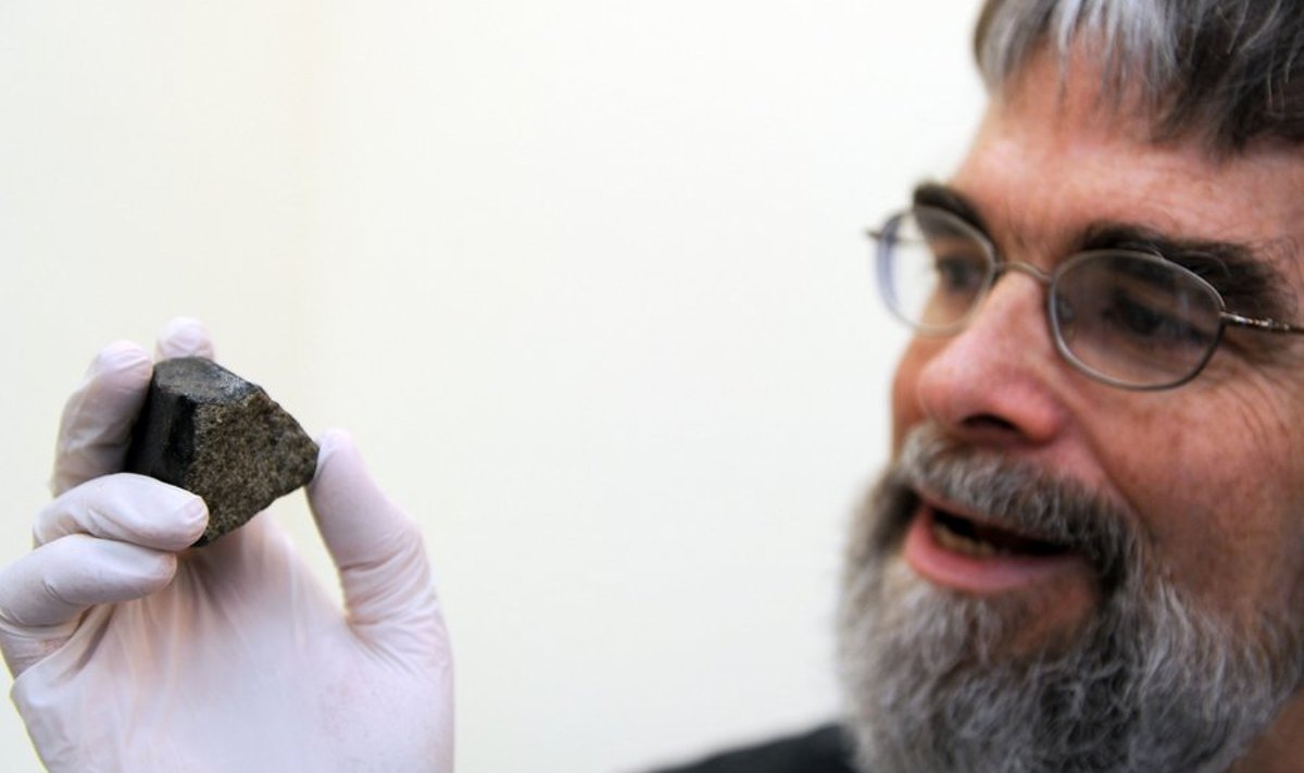 Vatikani astronoom Guy Consolmagno poseerimas Marsilt pärit meteoriidilkilluga