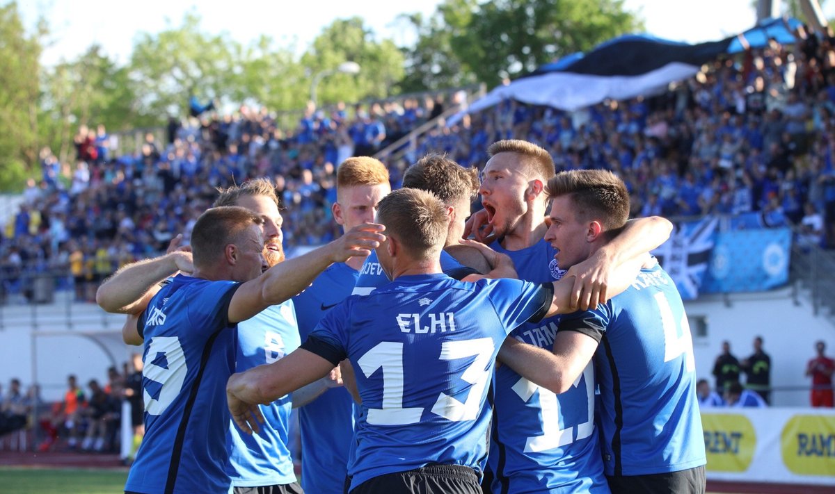 Eesti jalgpallikoondis tähistamas Leedu vastu löödud väravat.