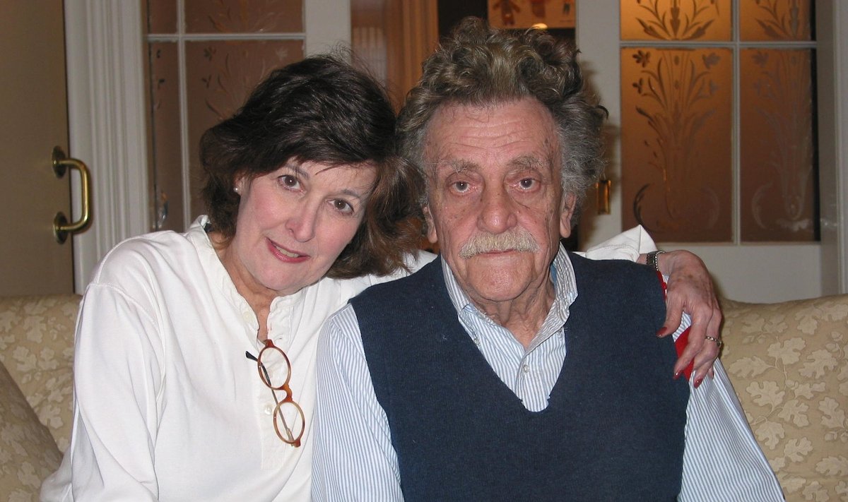 KLASSIK: Kurt Vonnegut (1922-2007) oleks täna saanud 100aastaseks. Fotol aastal  2004 koos abikaasa, fotograaf Jill Krementziga.