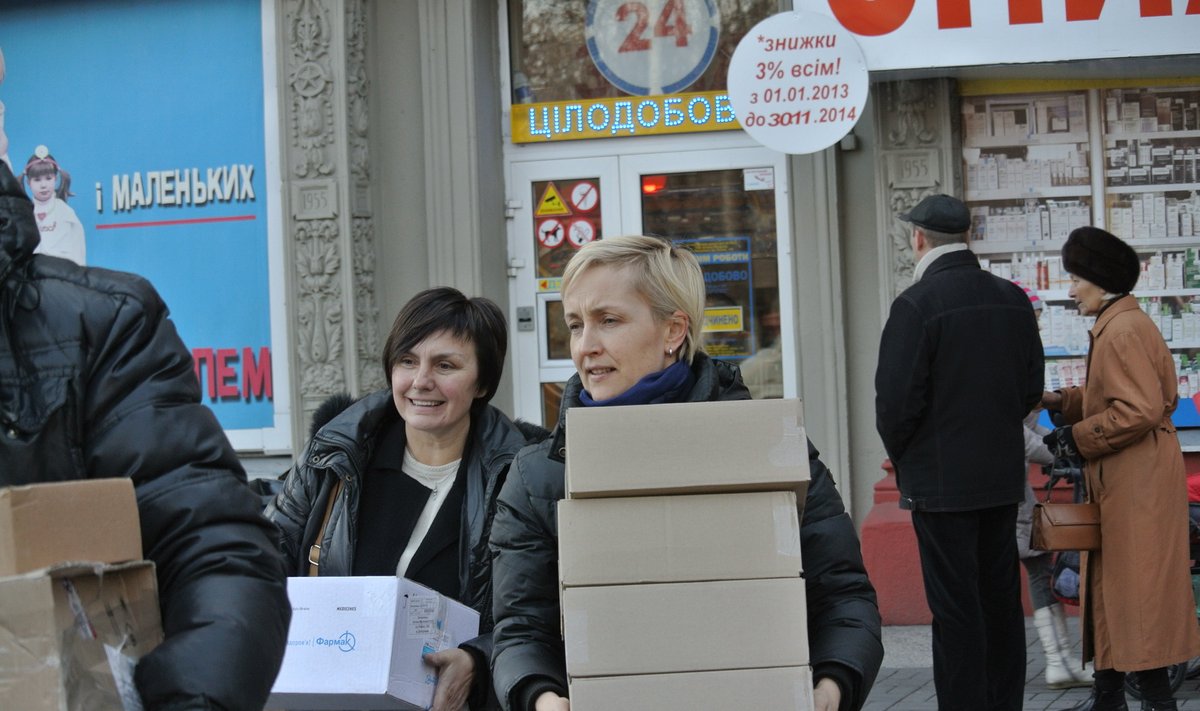 Kristina Kallas (paremal) annab koos vabatahtlik Tania Likovaga Zaporižžja linnas üle eestlaste humanitaarabi ehk ravimeid.