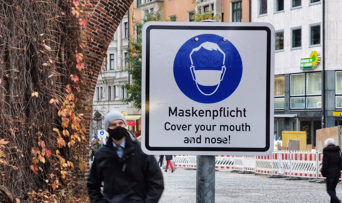 Maskikandmiskohustust meelde tuletav silt Saksamaal Münchenis.