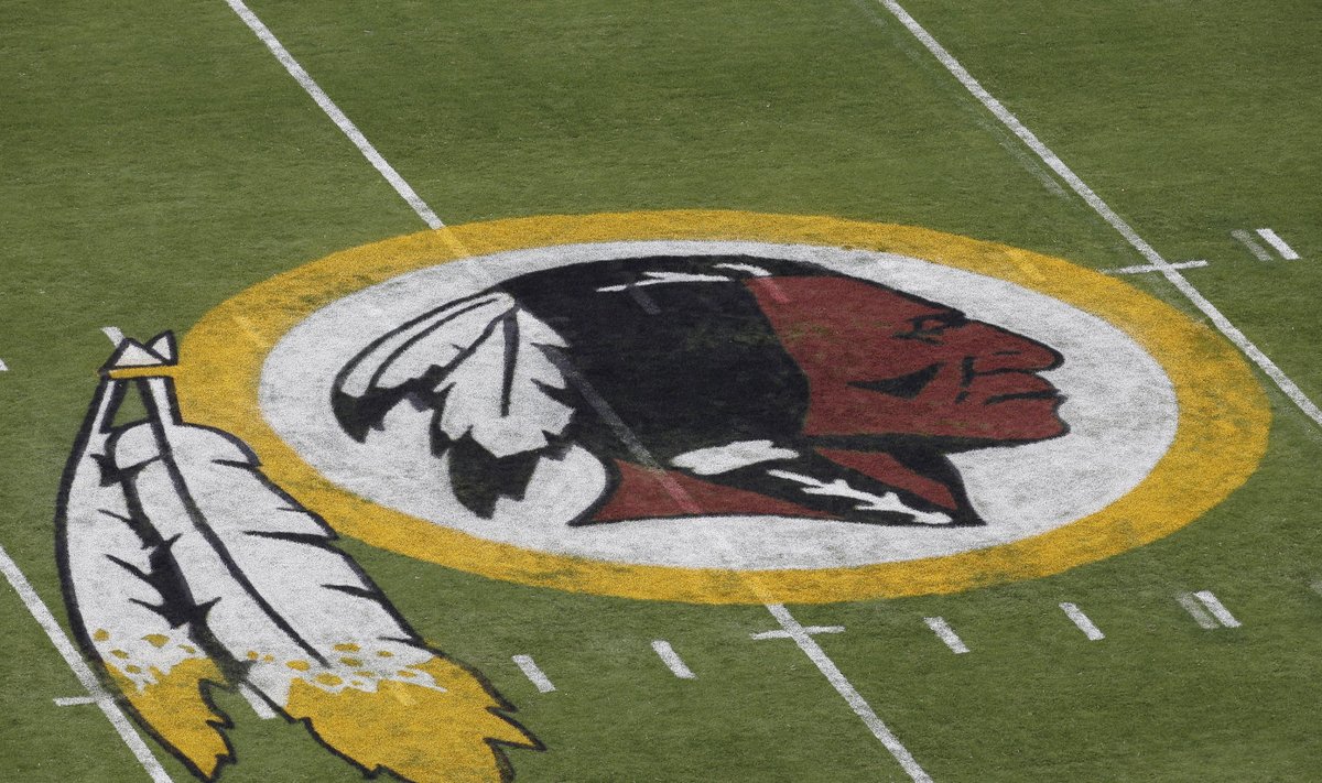 Washington Redskinsi logo nende kodustaadioni murul.