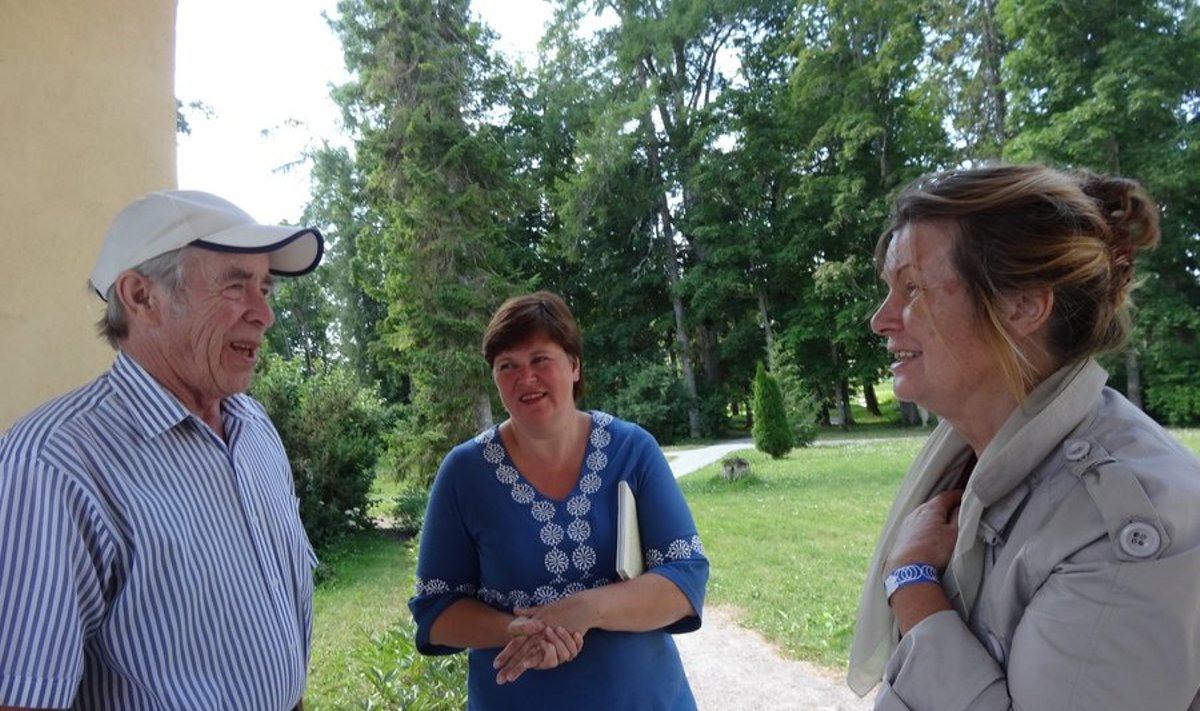 Olga Petrakova (paremal) Kiltsi mõisa pargis vestlemas Lembit Keeruse ja giid Kadri Kopsoga purjelaeva "Krusenstern" meekonnaliikmete Kiltsi külaskäigu aegu. (Indrek Kesküla foto)