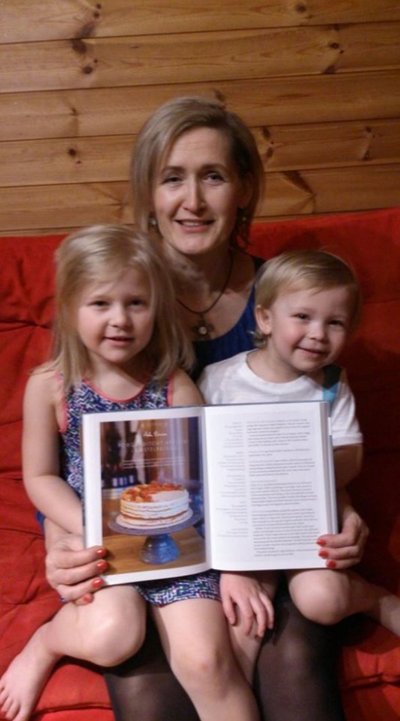 Aastal 2018 sai kondiiter Ädu Kriisa ära märgitud raamatusse “Eesti 100 Torti”. Pildil lapselastega.