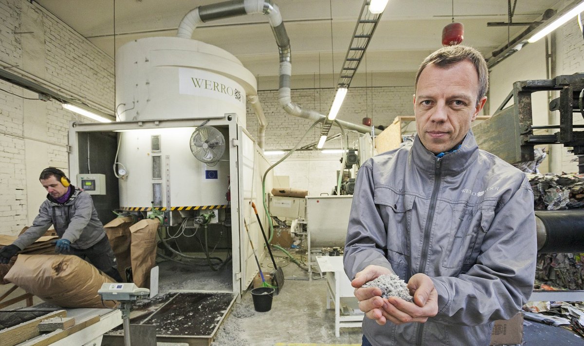 Ivar Heinola näitab, missugune näeb välja ajalehtedest valmistatud Werro Wooli tselluvill.