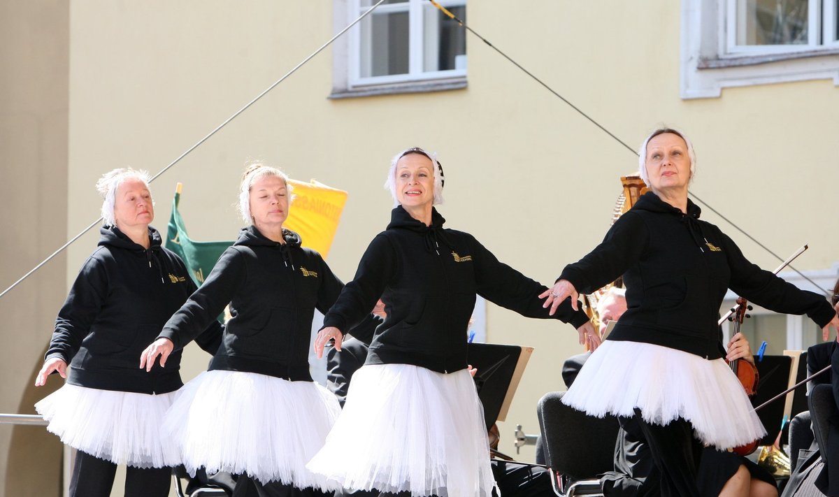 2010. aasta suvel näitasid endised Estonia baleriinid riigikogu hoovis poliitikutele, kuidas paistaks ballett hallipäiste esinejatega.