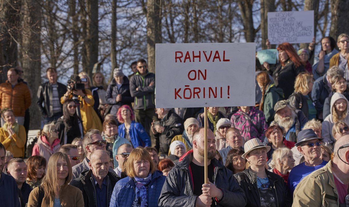 Жители Нурсипалу на акции протеста.