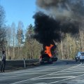 ФОТО И ВИДЕО | Под Таллинном прямо на дороге загорелся автомобиль