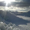 FOTOD: Tuul on Kirde-Saaremaa randa kokku lükanud üüratud jääkuhilad