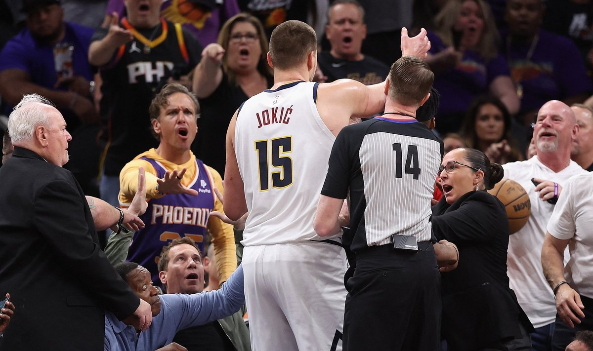 Nikola Jokic pärast Mat Ishbia tõukamist käega žestikuleerimas.