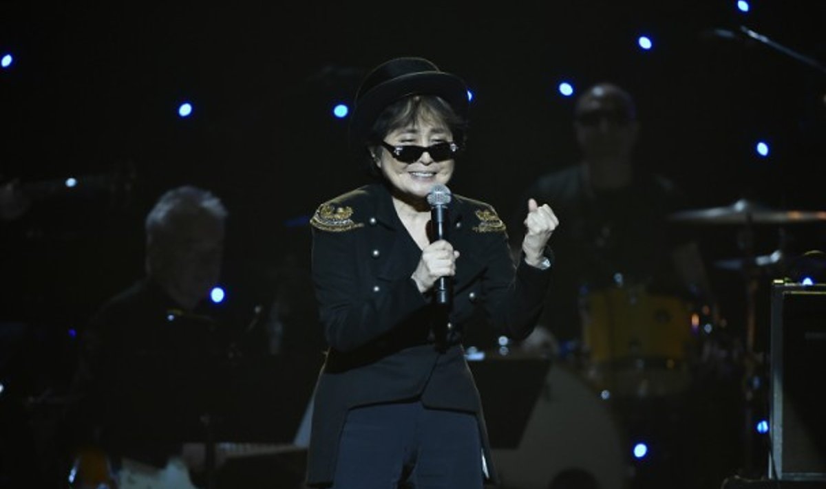 Yoko Ono esinemas John Lennoni 75. sünniaastapäevale pühendatud kontserdil.