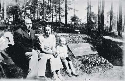  Aleksander ja Amanda Vilde  koos poeg Ivariga suure sugulase Eduard Vilde haual Metsa­kalmistul. Aasta on 1939.