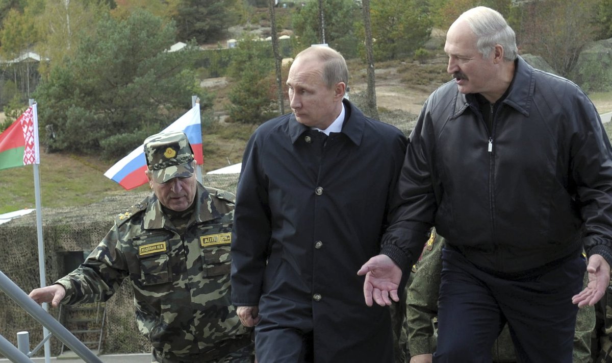 Venemaa president Putin ja Valgevene president Lukašenko Zapad 2013 käiguga tutvumas