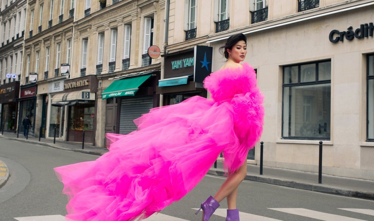 ПЛАТЬЕ ДОРОЖЕ ДВУХ СРЕДНИХ ЗАРПЛАТ: Это розовое платье Liina Stein стоит 3950 евро.