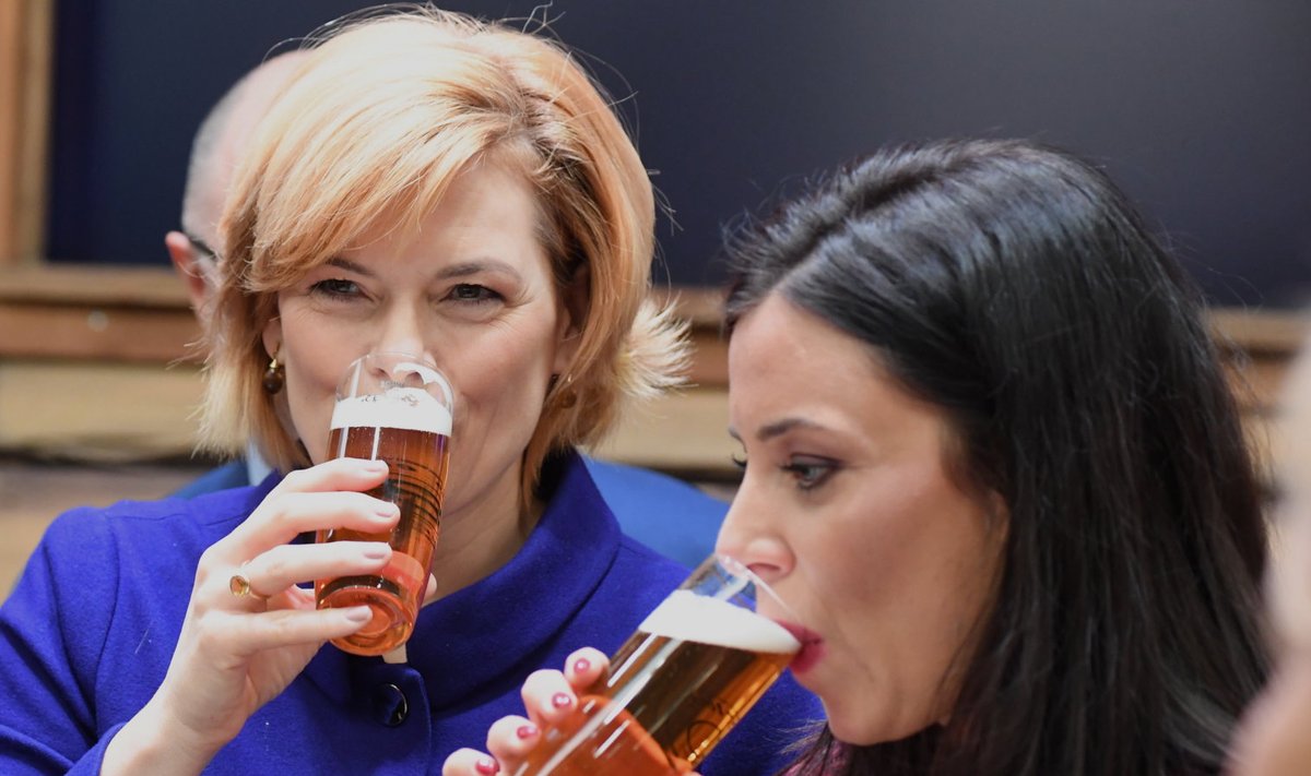 Saksamaa toidu- ja põllumajandusminister Julia Kloeckner ning Liechtensteini põllumajandusminister Dominique Hasler rahvusvahelisel põllumajandusmessil Grüne Woche reedel õlut joomas.