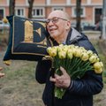 FOTOD | Nii südamlik! Estonia teatri pere käis 90. sünnipäeva tähistava Arne Mikku koduakna all õnnitlemas