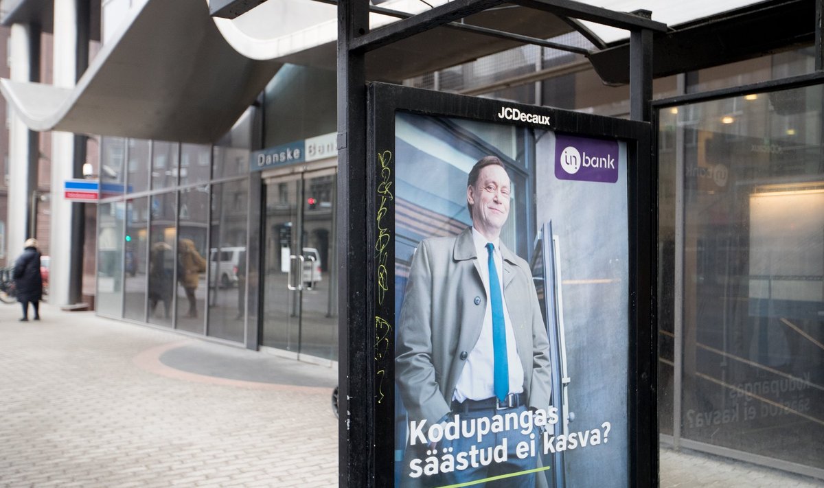 Inbanki reklaamplakat bussipeatuses