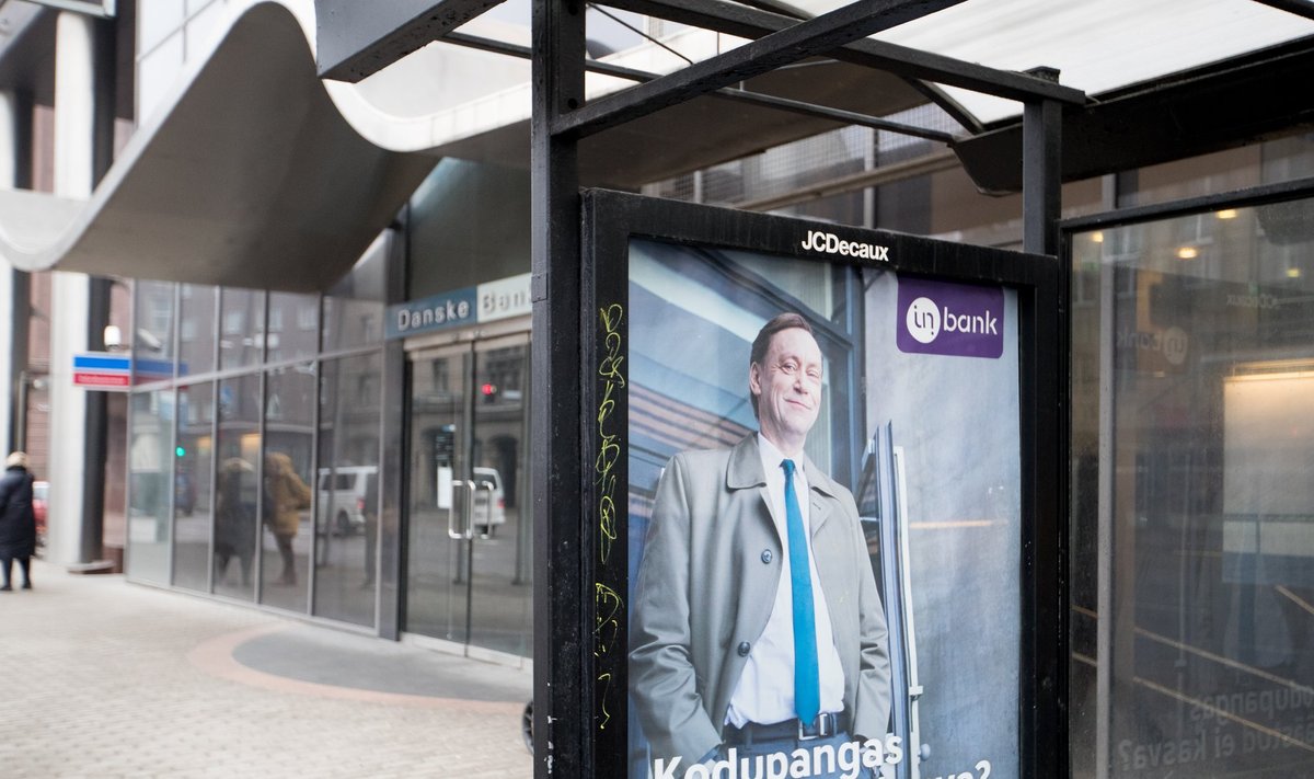 Inbanki reklaam, taustal Danske Banki kontor