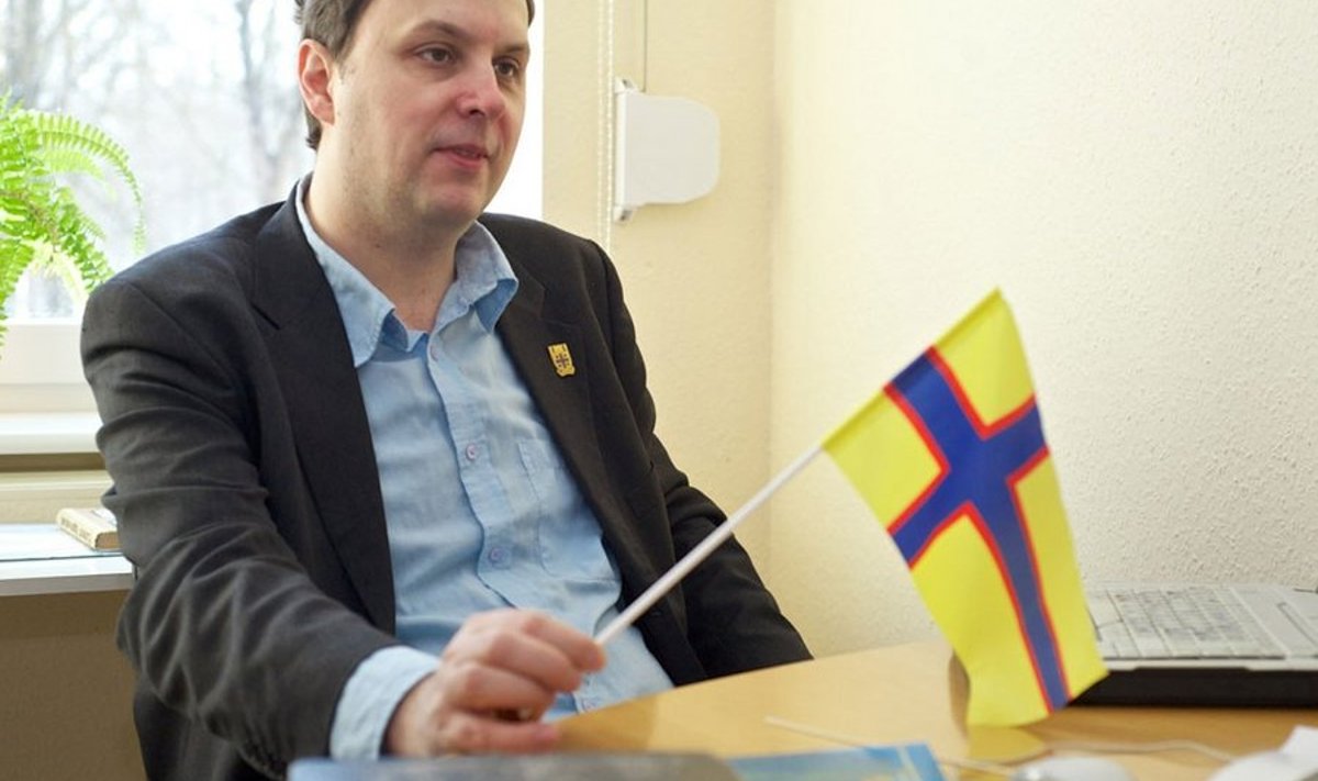 Ingerisoome lipp Szilárdi pihus näitab, et ta peab Narvat Ingerimaa pealinnaks ning edendab eesti ja soome keele õpetamise kõrvalt ka kohalike ingerlaste seltsielu. Foto: Sergei Stepanov