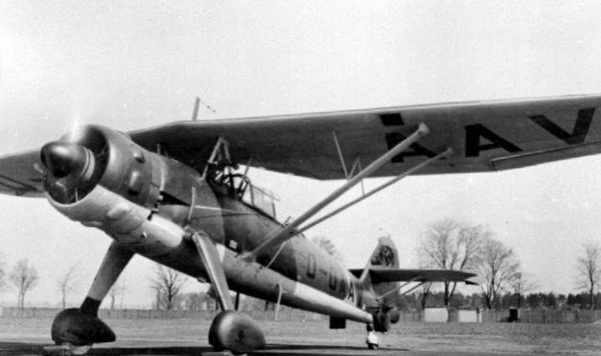1940. aastal püüdis Tomberg muretseda Eesti õhuväele moodsaid 2-kohalisi Saksa päritolu luurelennukeid Henschel 126B, mida osteti tosin aga kätte ei õnnestunud saada pooltki.