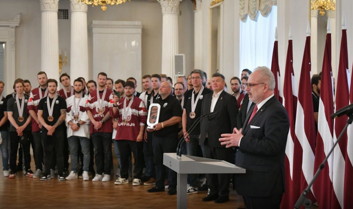 президент Латвии принял хоккейную делегацию в Рижском замке 
