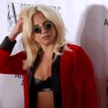 Trendiseadja Lady Gaga sammus punasel vaibal pesuväel