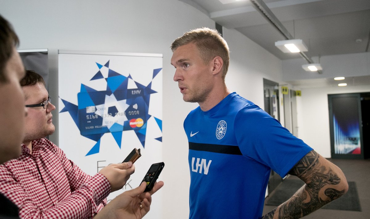 Joonas Tamm ajakirjanikele intervjuud andmas.