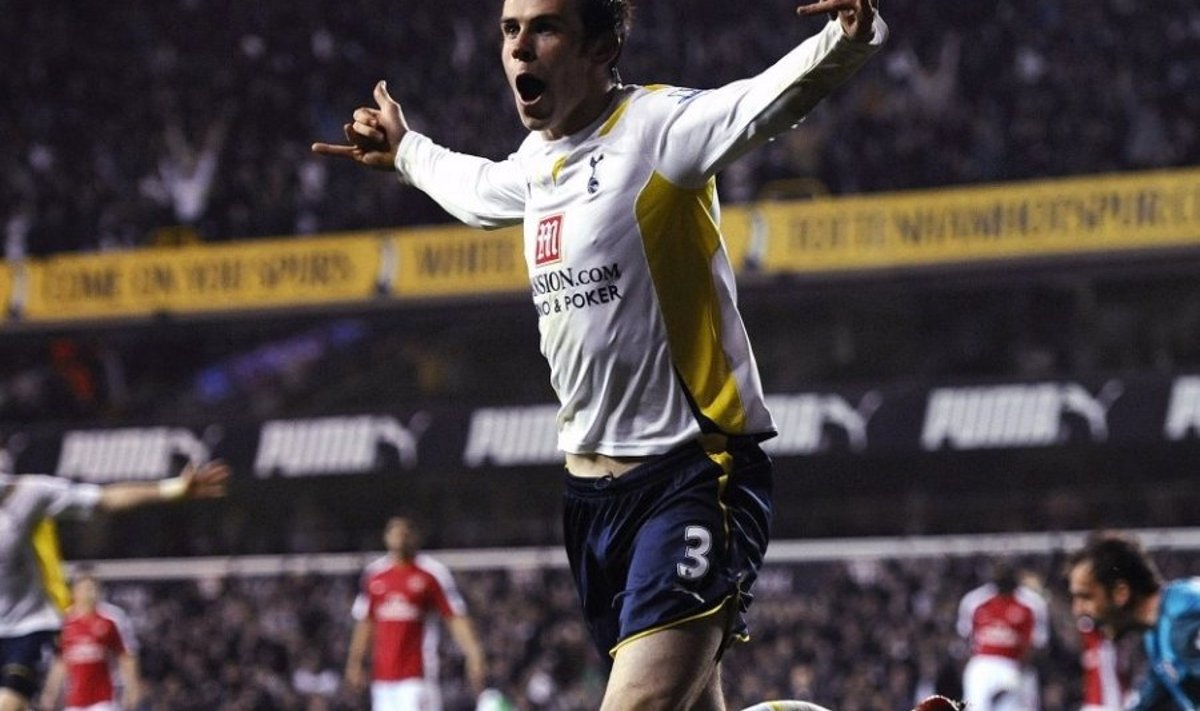 Tottenham Hotspur's Gareth Bale celebrates after scoring a goal against Arsenal during their English Premier League soccer match at White Hart Lane in London April 14, 2010.  REUTERS/Kieran Doherty  (BRITAIN - Tags: SPORT SOCCER) NO ONLINE/INTERNET USAGE WITHOUT A LICENCE FROM THE FOOTBALL DATA CO LTD. FOR LICENCE ENQUIRIES PLEASE TELEPHONE ++44 (0) 207 864 9000