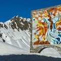 ВИДЕО | Снег, горы, лыжи и монастыри: как выглядит Грузия зимой 