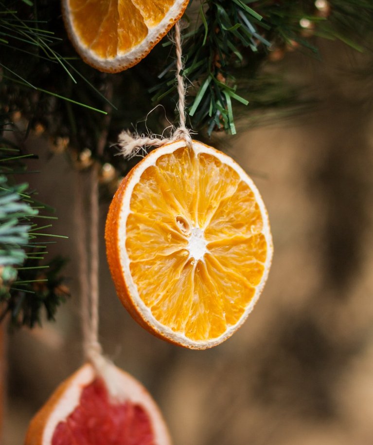 Kuivatatud apelsinilõike võib riputada jõulupuule.