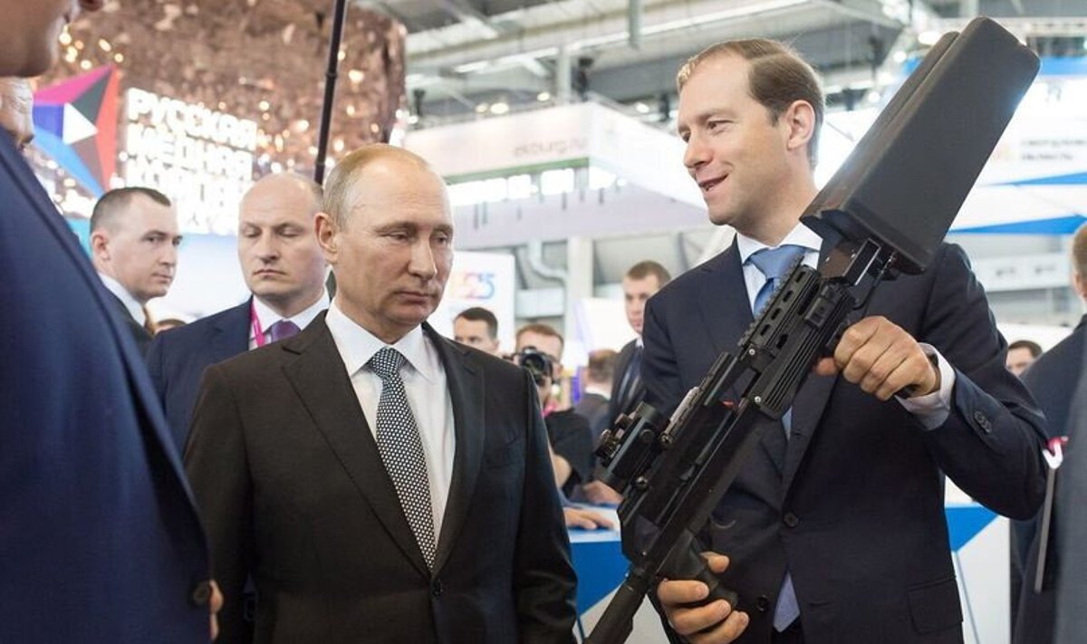 Vladimir Putinile tutvustatakse Vene sõjatööstuse uut toodangut.