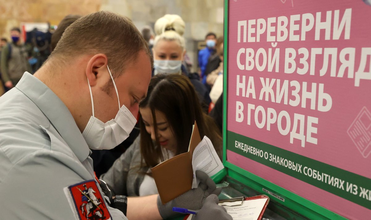 Moskva linnaametnik vormistab trahvi maskita metroos viibimise eest