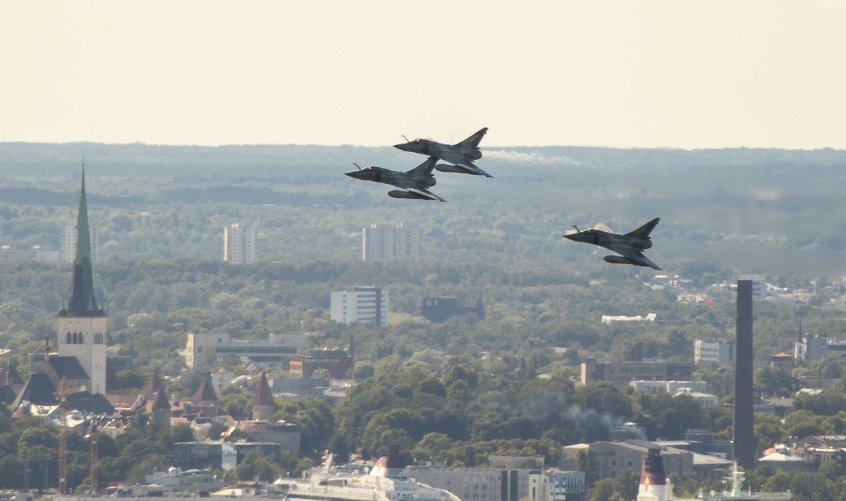 Mirage 2000-5 ülelend Tallinnast