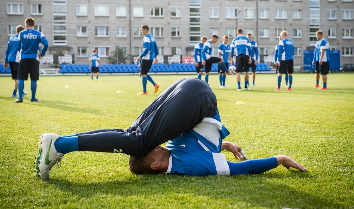 Eesti jalgpallikoondis hakkas eile valmistuma laupäevaseks heitluseks Leeduga.