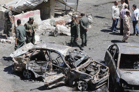 Süüria relvajõudude esindajad õhkulastud auto kõrval.