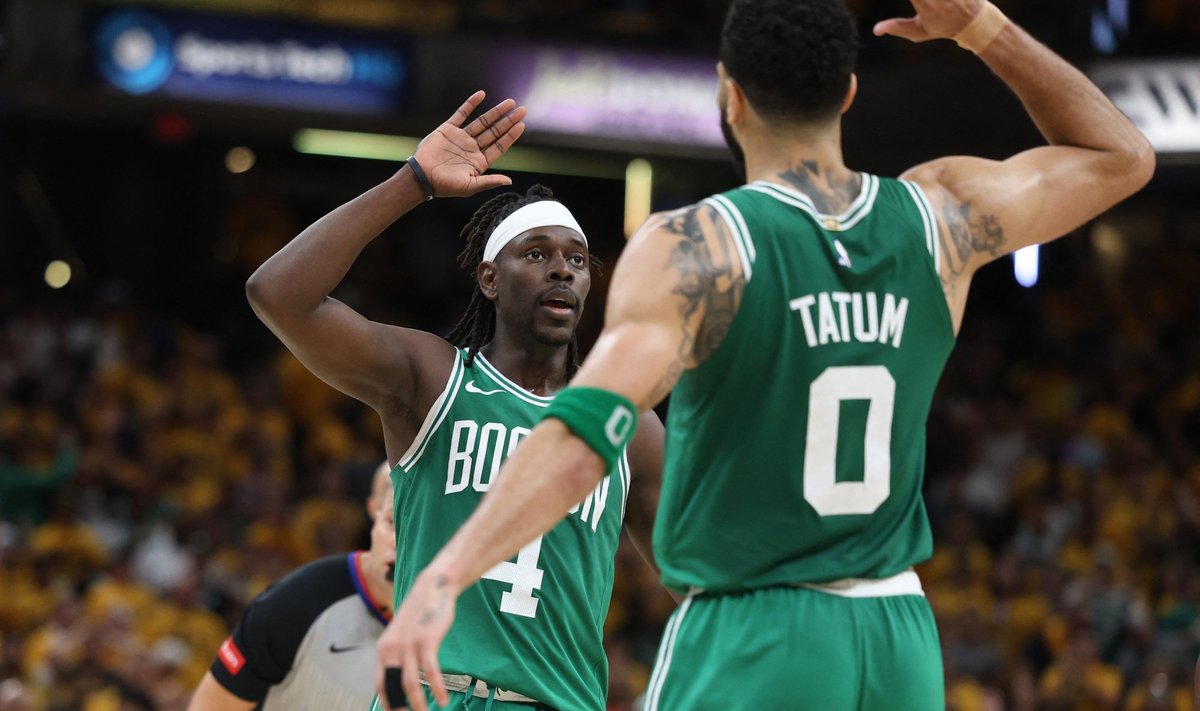 Jrue Holiday (4) ja Jayson Tatum vedasid Celticsi võidule.