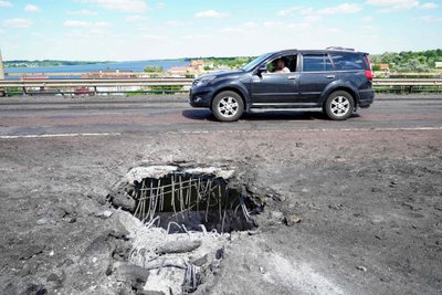 Следы ракетного удара на Антоновском мосту