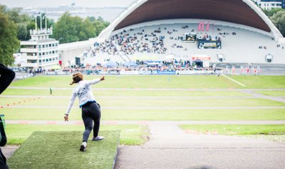 Discgolfi EM Tallinna lauluväljakul oli Eesti spordikorraldajate vaatevinklist tänavu üks märgilisemaid sündmusi. Kristin Tattar sooritamas viimase ringi viimase raja avaviset.