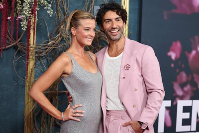 Emily ja Justin Baldoni Blake Lively „Ei iial enam“ esilinastusel.