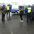 FOTOD ÕPPUSELT: Politsei peatas bussi "illegaalsete sisserändajatega"