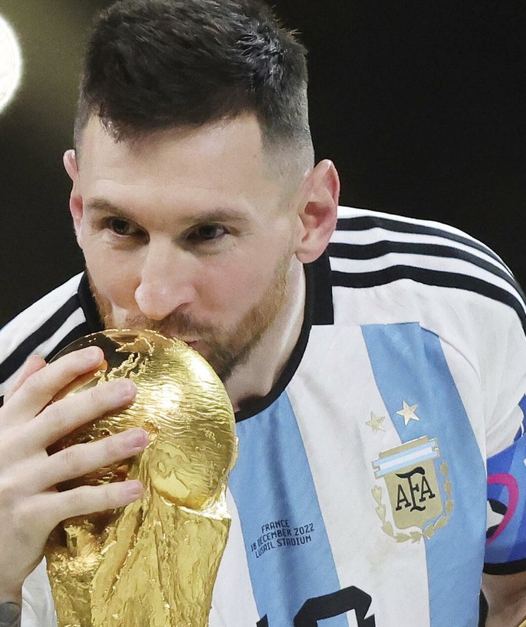 KUUM SUUDLUS: Messi andis pärast finaali võitmist MM-i karikale suud.