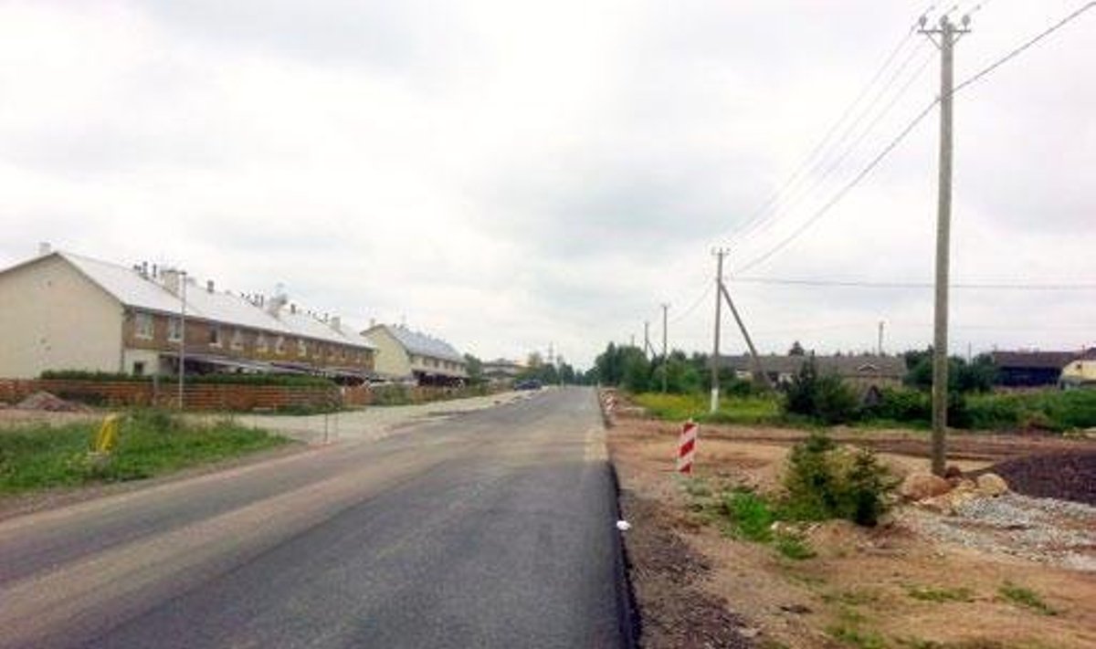 Linnu tee Kopli külas on saanud uue asfaldi, asfalti on ootamas ka uus kergliiklustee.