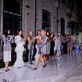 ФОТО | Смотрите, сколько знаменитостей пришло на модный показ от эстонского бренда La Famiglia Couture. Моделей одевали прямо на подиуме!