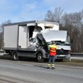 ФОТО: В районе Юри столкнулись грузовик и фургон