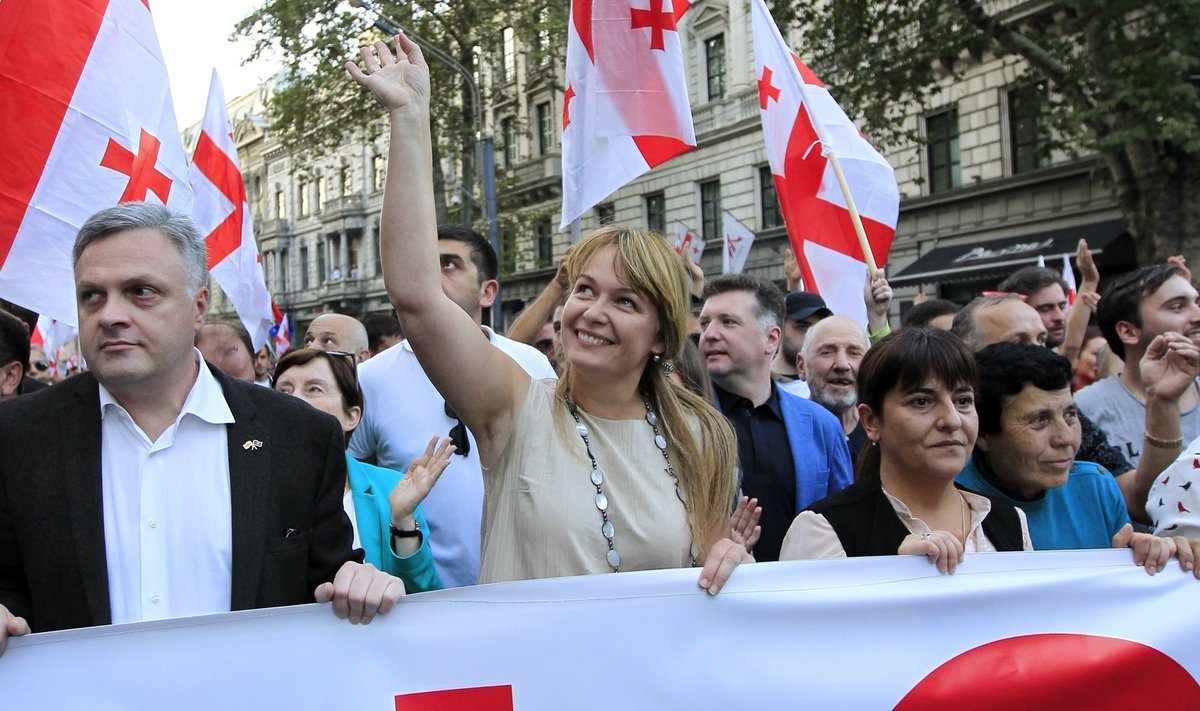 Kuna Gruusia ekspresident Mihheil Saakašvili on sunnitud valimisi Ukrainast jälgima, on tema opositsioonierakonna esikandidaadiks tema abikaasa Sandra Roelofs (fotol keskel).
